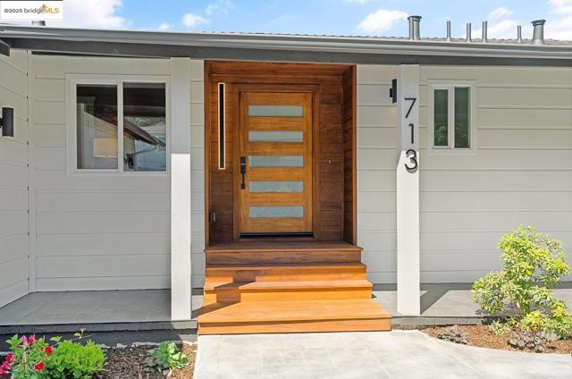 713 Midcrest Way, El Cerrito CA: https://media.crmls.org/mediaz/69d1e884-8d9f-4c54-b3e0-ee44b292b8aa.jpg