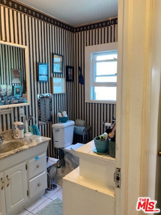 1212 1214 S Tremaine Avenue, Los Angeles CA: https://media.crmls.org/mediaz/69d1f2eb-1e45-4e4e-87fd-5646a4f35d93.jpg