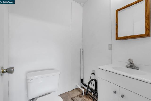 2150 35Th Ave, Oakland CA: https://media.crmls.org/mediaz/69d26779-340b-455b-bb53-0ffe51ecbd8c.jpg