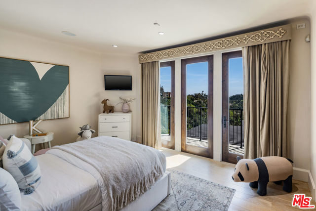 1921 Bel Air Road, Los Angeles CA: https://media.crmls.org/mediaz/69d2b8b8-78f2-4d6b-8a46-491b4e6de98b.jpg