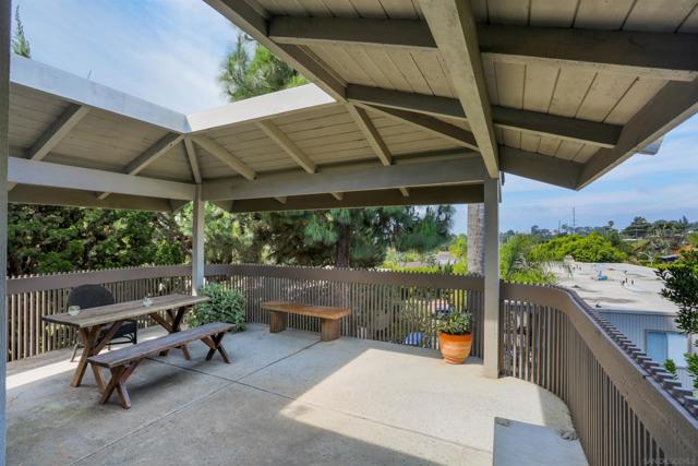 155 Rosebay Dr, Encinitas CA: https://media.crmls.org/mediaz/69d3fb3c-a902-43cd-a597-1e0d89ec949e.jpg