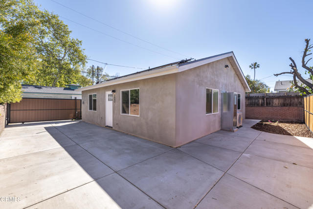 5842 Satsuma Ave, North Hollywood CA: https://media.crmls.org/mediaz/69d43f37-5f0d-4884-973d-bfaec82d8d7b.jpg