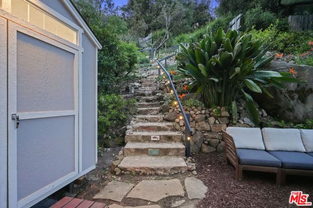 19817 Montau Drive, Topanga CA: https://media.crmls.org/mediaz/69d466c6-4d06-4a21-94a2-3c7c77c56204.jpg