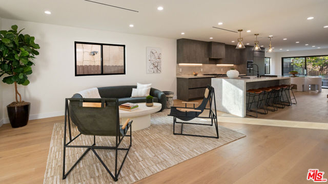 3524 Maplewood Avenue, Los Angeles CA: https://media.crmls.org/mediaz/69d4a581-65ac-4061-b29b-1ff119301641.jpg
