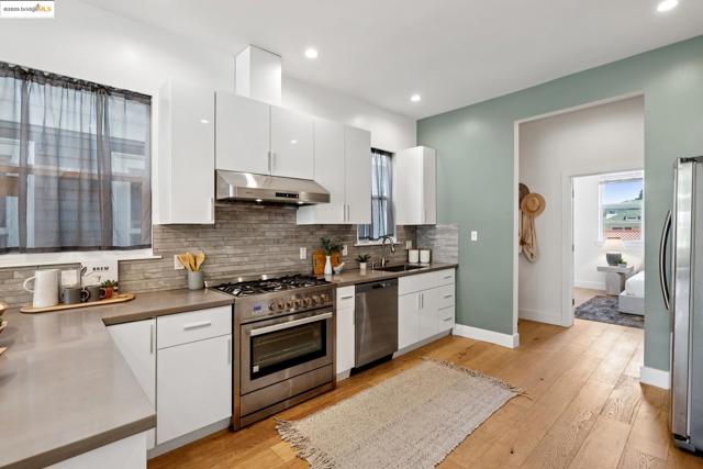 864 Arlington Ave, Oakland CA: https://media.crmls.org/mediaz/69d5219a-c2c2-4509-bbc8-5a4016a5975e.jpg