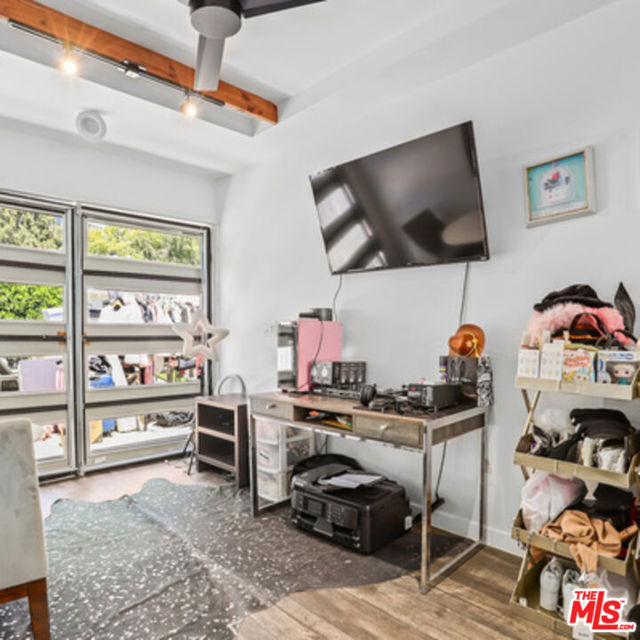 6526 6528 San Vicente Boulevard, Los Angeles CA: https://media.crmls.org/mediaz/69d82397-892d-4fdd-9d73-8016c3674334.jpg