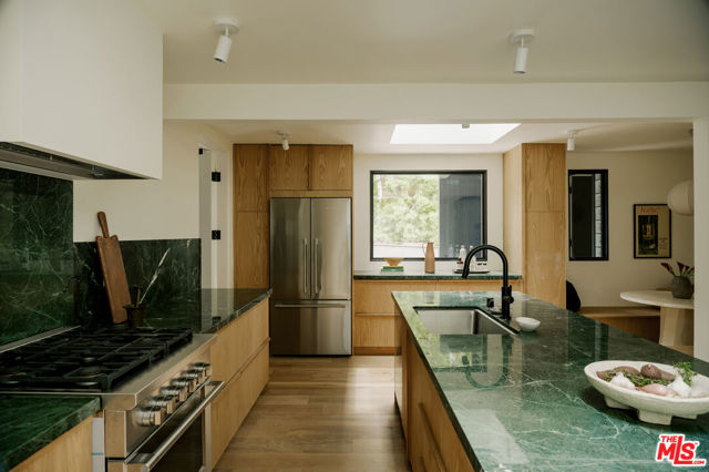 5649 Valley Oak Drive, Los Angeles CA: https://media.crmls.org/mediaz/69d89a4e-62d2-4f9a-a0d0-f805cb6614e0.jpg