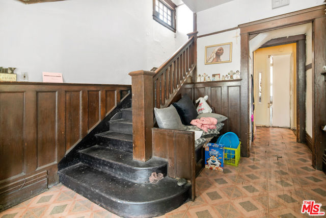 159 E 47th Street, Los Angeles CA: https://media.crmls.org/mediaz/69d919fe-2a2a-4255-8c7e-8585e01f19e4.jpg