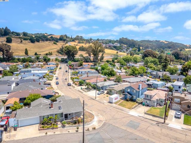 10007 Burr St, Oakland CA: https://media.crmls.org/mediaz/69d9385f-17b6-47db-b1b7-efc5b9841b6e.jpg