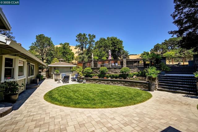 1883 Piedras Cir, Alamo CA: https://media.crmls.org/mediaz/69d9d713-a012-40df-ae5f-ecf723102c62.jpg
