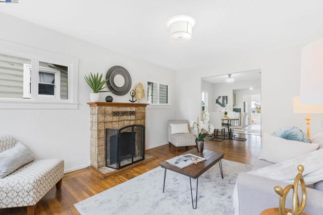 812 Washington Ave, Albany CA: https://media.crmls.org/mediaz/69dacf7f-4544-4859-b128-0e323e3858c8.jpg