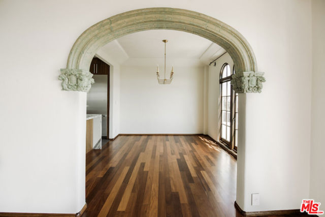 1302 Sweetzer Avenue, West Hollywood CA: https://media.crmls.org/mediaz/69ddd2d7-d719-4a38-ab26-fee5f1565c1a.jpg