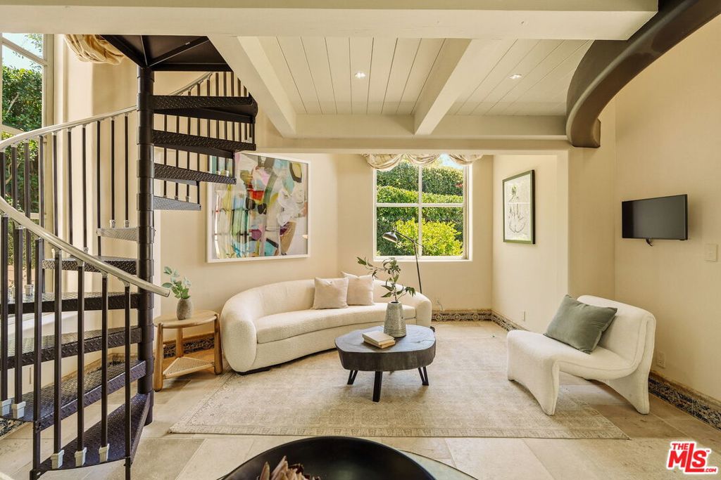 https://media.crmls.org/mediaz/69de73e8-c75b-43a9-86df-16a9615dee4a.jpg?preset=X-Large