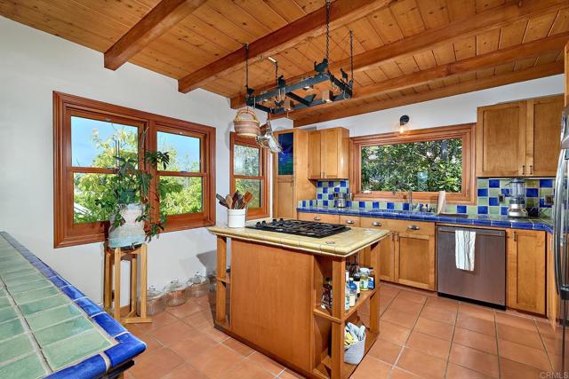 630 Ocean View Avenue, Encinitas CA: https://media.crmls.org/mediaz/69df2492-b218-4c71-95c6-69e0b08365f1.jpg