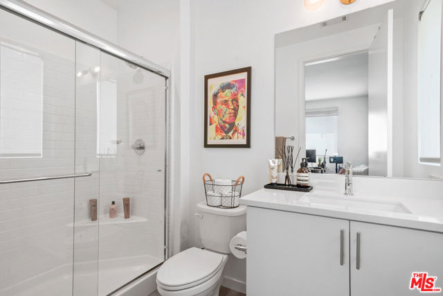 13133 VICTORY Boulevard photo 5