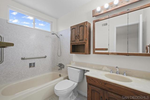 13514 Avenida Del Charro, El Cajon CA: https://media.crmls.org/mediaz/69e166a5-adfc-4f57-8bf3-e01aa1d7f8e3.jpg