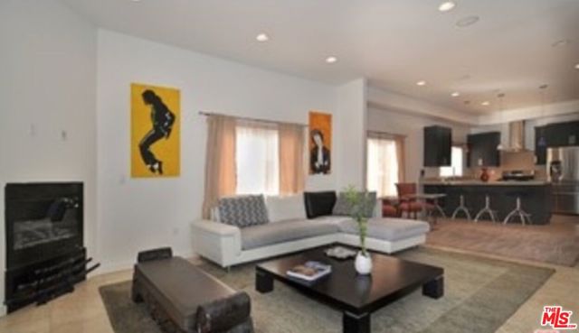 4447 Calhoun Avenue, Sherman Oaks CA: https://media.crmls.org/mediaz/69e191e7-52f3-4b16-9c66-babff7db6d09.jpg