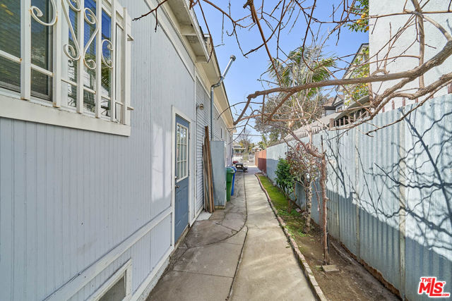 1224 Dewey Avenue, Los Angeles CA: https://media.crmls.org/mediaz/69e1c21b-a003-430e-974a-282a4e6cab22.jpg