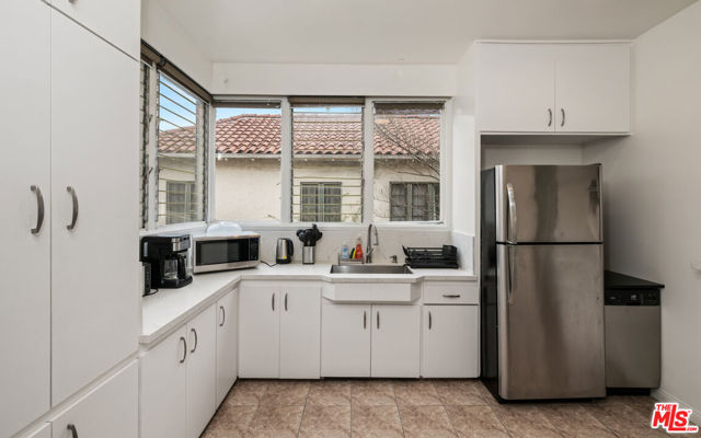 6255 W Olympic Boulevard, Los Angeles CA: https://media.crmls.org/mediaz/69e20a09-6622-4b5b-b75a-5681c29125d5.jpg