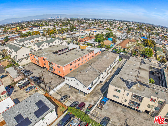 6337 10th Avenue, Los Angeles CA: https://media.crmls.org/mediaz/69e20f31-a551-4810-b387-8c1b6c0261e4.jpg