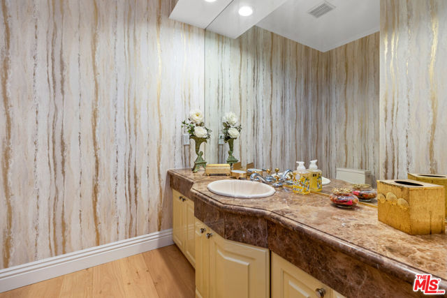 9249 Burton Way, Beverly Hills CA: https://media.crmls.org/mediaz/69e3dcd6-76bf-4484-898f-2267aa37b545.jpg