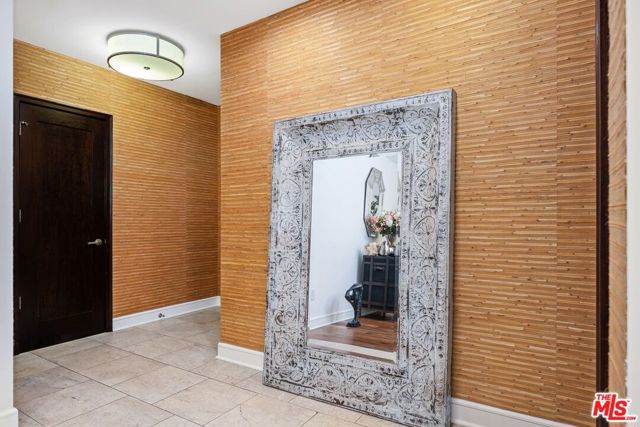 447 N Doheny Drive, Beverly Hills CA: https://media.crmls.org/mediaz/69e5ab64-e20f-4f35-956e-e992183ba7fe.jpg