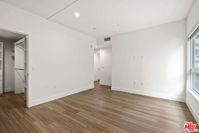 1515 Colby, Los Angeles CA: https://media.crmls.org/mediaz/69e6832d-8eb1-498d-9571-4472687f1649.jpg