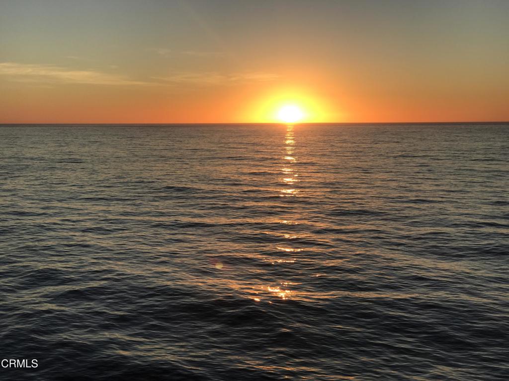 https://media.crmls.org/mediaz/69e80f7c-e18e-4acf-a807-092af2d7a1c0.jpg?preset=X-Large
