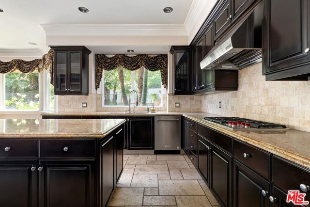 732 Saint Katherine Drive, La Canada Flintridge CA: https://media.crmls.org/mediaz/69e8dd18-9b45-4e56-b85c-09d212705dc5.jpg