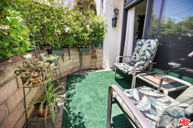 11911 Magnolia Boulevard, Valley Village CA: https://media.crmls.org/mediaz/69ea9a4c-fee1-4bf0-b546-a6c14f2d92e4.jpg