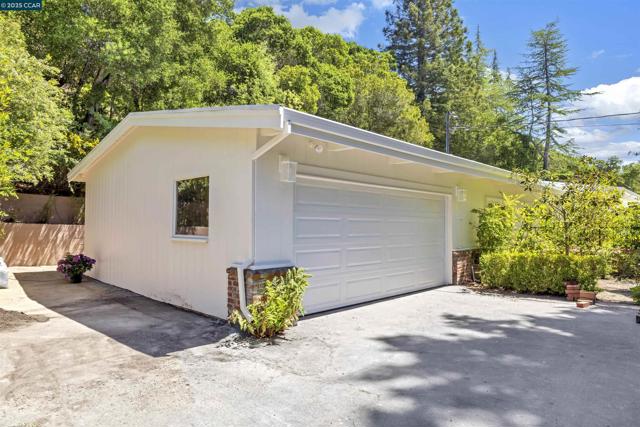 18 Van Tassel Ln, Orinda CA: https://media.crmls.org/mediaz/69eade71-487c-43ae-ae92-479c51780e25.jpg