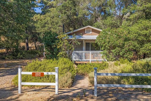3221 Dolores Dr, Julian CA: https://media.crmls.org/mediaz/69eb1a82-1212-4d17-ac78-03d7e0716d76.jpg