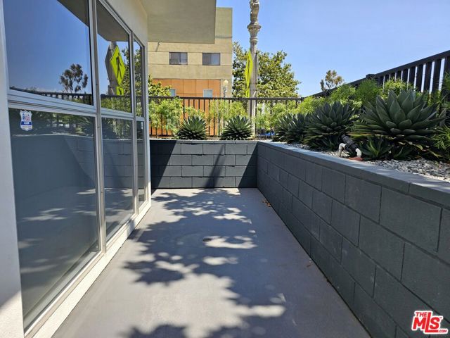 1617 Broadway, Santa Monica CA: https://media.crmls.org/mediaz/69ec952d-e0d6-4ea9-a1fb-62b99bb7a3e1.jpg