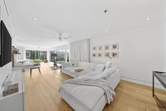 7713 Esterel Dr, La Jolla CA: https://media.crmls.org/mediaz/69ed3591-e1ef-4e25-aef8-2f880e94ec94.jpg