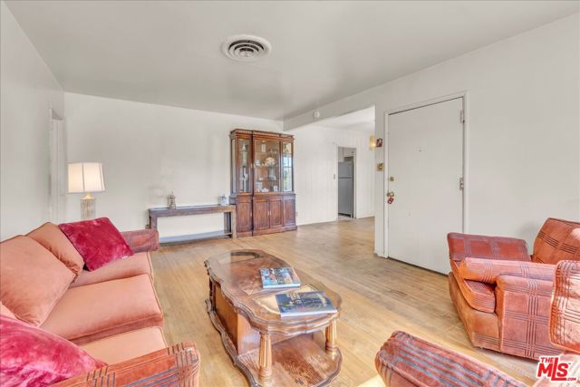 13621 Addison Street photo 6
