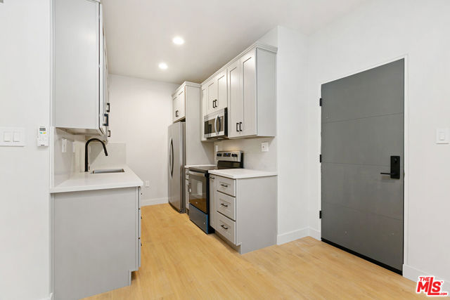 7229 Willoughby Avenue, Los Angeles CA: https://media.crmls.org/mediaz/69ee7f9f-2b9f-45ad-abfd-3185d2357f2e.jpg