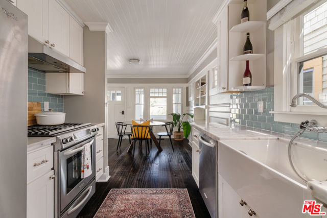 224 San Juan Avenue, Venice CA: https://media.crmls.org/mediaz/69eea2a4-9039-4cd9-875e-c1a0df73ef96.jpg