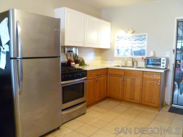 553 Sears Ave, San Diego CA: https://media.crmls.org/mediaz/69eebf7d-a8bc-4d58-b34a-95cdad1b835b.jpg