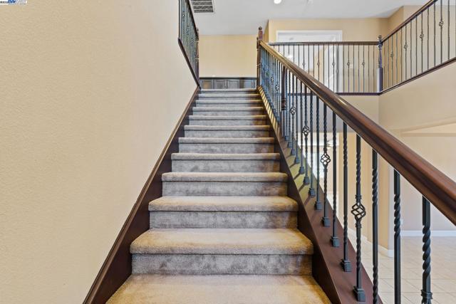 2255 Sugarloaf Ct, Brentwood CA: https://media.crmls.org/mediaz/69eed60f-f22c-4094-beae-de4b3e753b8d.jpg