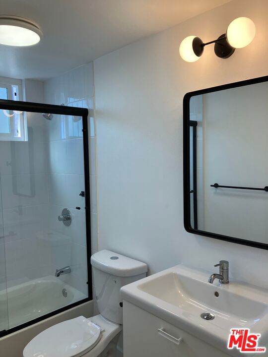 5115 Clinton Street, Los Angeles CA: https://media.crmls.org/mediaz/69ef4963-22ed-4be5-9261-913384f582cb.jpg