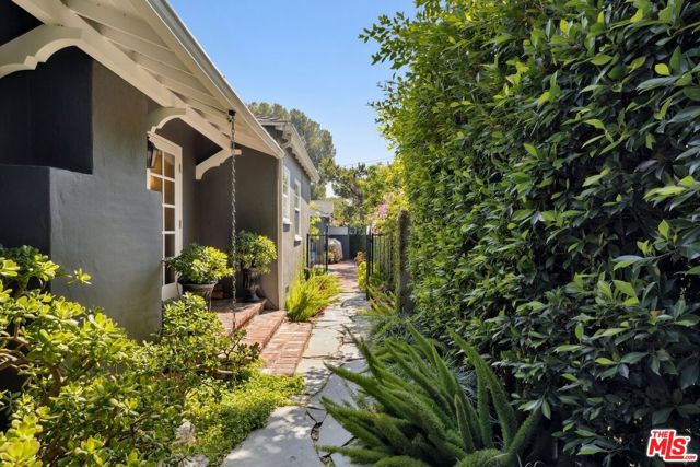 800 N Rose Street, Burbank CA: https://media.crmls.org/mediaz/69f12407-6e53-49f7-a269-7ab78745ff63.jpg
