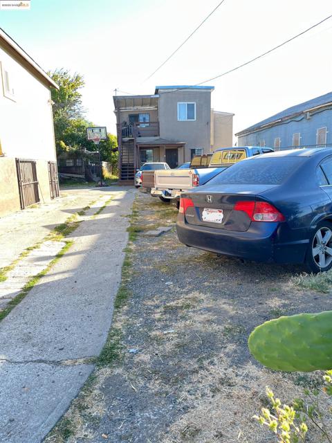 381 S 34Th St, Richmond CA: https://media.crmls.org/mediaz/69f17931-0c76-47e0-ab67-9fb06cd50d86.jpg