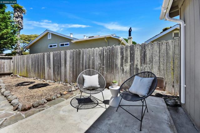 423 Casa Del Mar Dr, Half Moon Bay CA: https://media.crmls.org/mediaz/69f19252-c747-4759-b3a9-43aff40dfc18.jpg