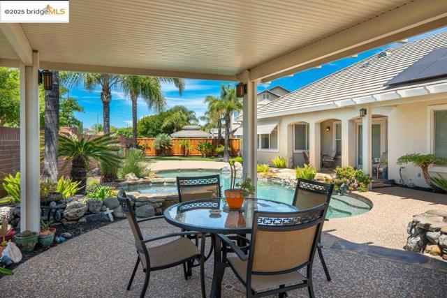 2981 Atherton Pl, Brentwood CA: https://media.crmls.org/mediaz/69f193ba-7297-4e5c-9a9f-59b7e8009b89.jpg