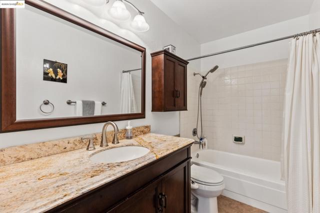 3422 Sunleaf Way, Richmond CA: https://media.crmls.org/mediaz/69f28723-d4b5-4833-b0fa-a2cef9977950.jpg