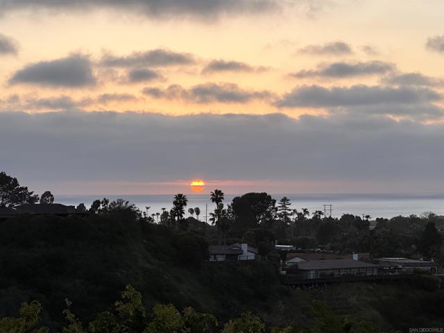 1749 Noma Lane, Encinitas CA: https://media.crmls.org/mediaz/69f3acae-8cfd-4726-af3b-993a6ca864fa.jpg