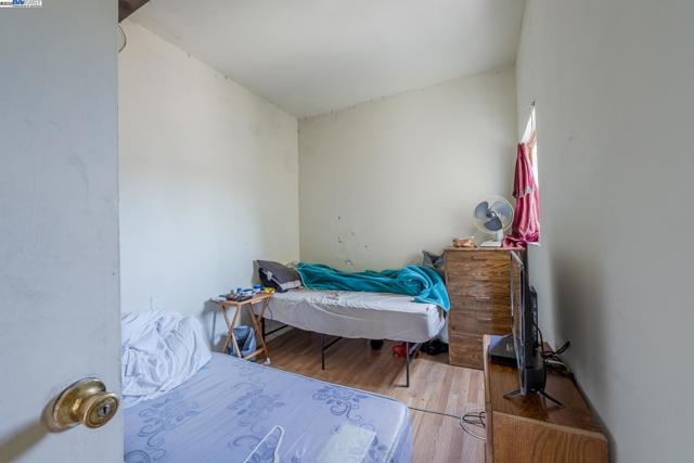 1437 25Th Ave, Oakland CA: https://media.crmls.org/mediaz/69f94b2b-a418-45ce-a7f0-414e97b2e8b1.jpg