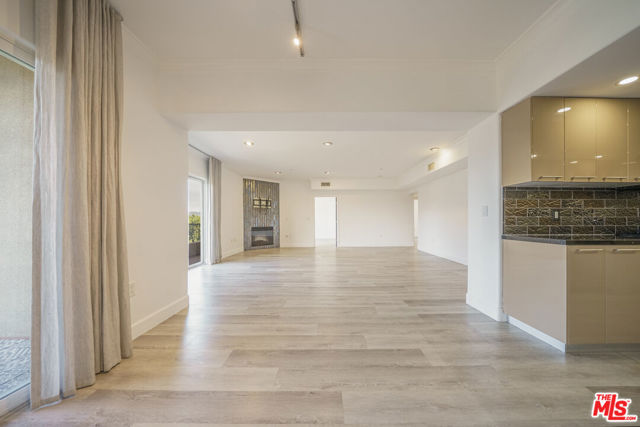 970 S St Andrews Place, Los Angeles CA: https://media.crmls.org/mediaz/69f96803-b5d1-479c-aefd-c2fc844d35db.jpg