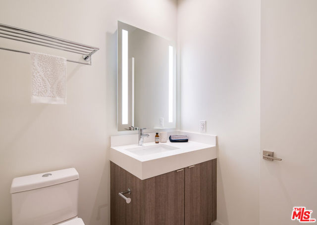 801 S OLIVE Street, Los Angeles CA: https://media.crmls.org/mediaz/69f96c7a-add7-4baa-b123-4d9246cceb9a.jpg