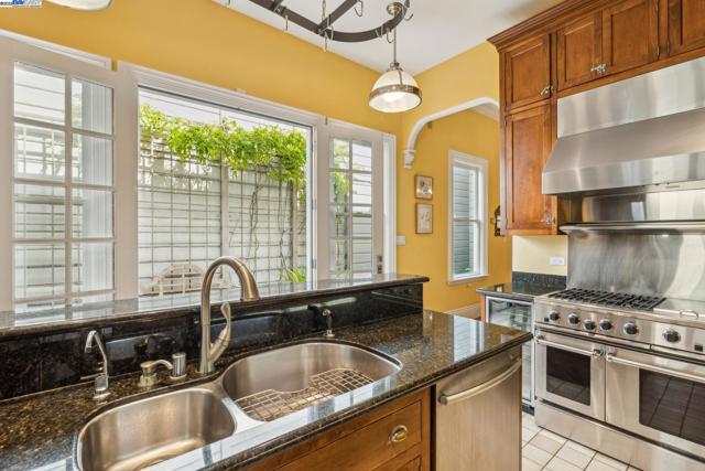2070 Bush St, San Francisco CA: https://media.crmls.org/mediaz/69f9c0aa-8d17-40a7-9d69-4becc28a07f6.jpg